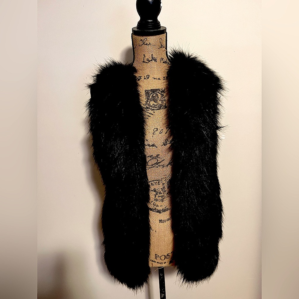 Faux fur black vest. S/P Sebby Collection. Pockets. Beautiful shiny fur